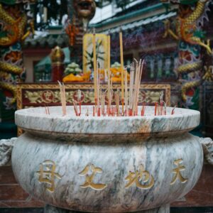 點光明燈的意義：深入探究佛教儀式與現代價值