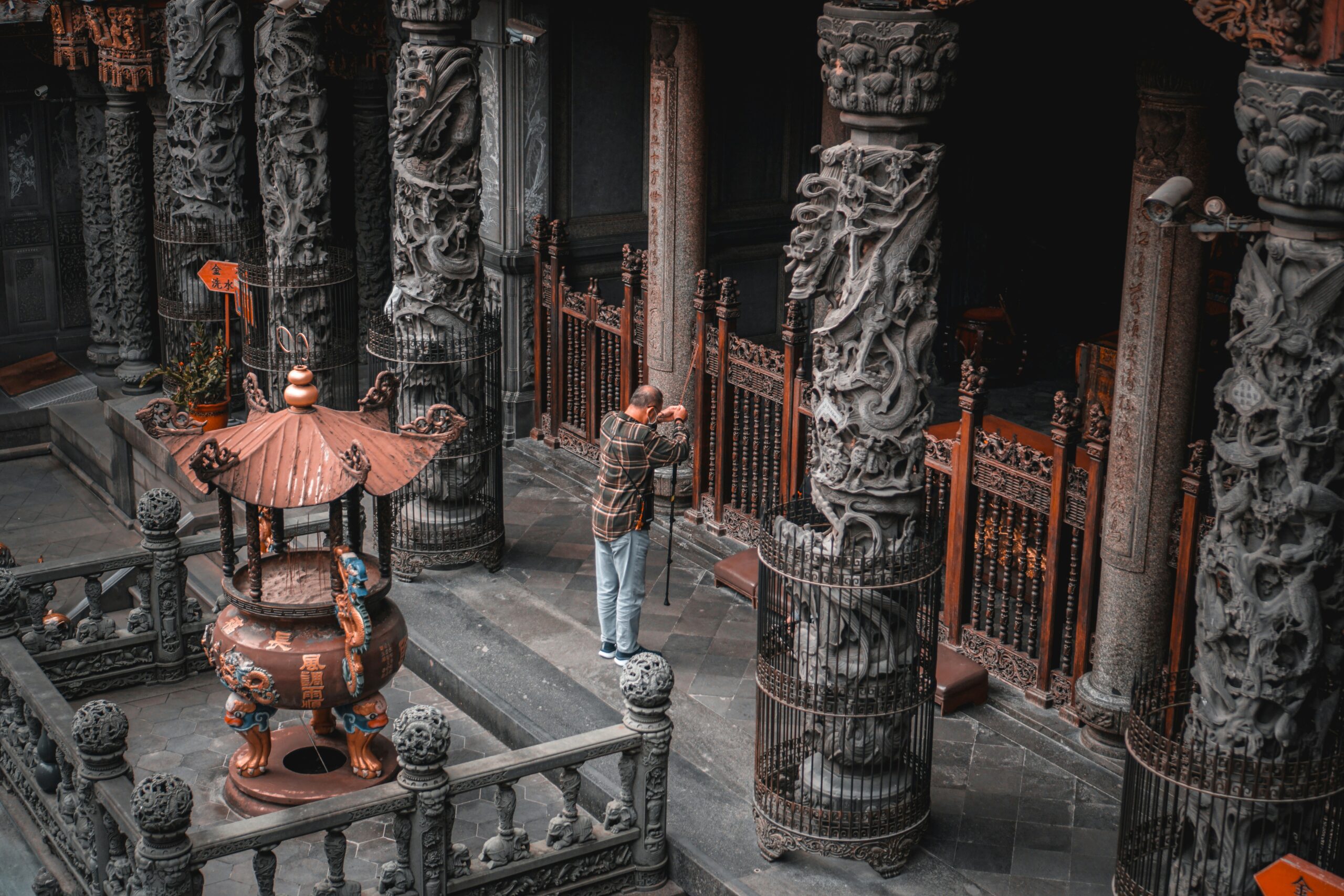 拜拜口訣與新手拜拜流程懶人包：進廟順序、插香教學與禁忌完全攻略